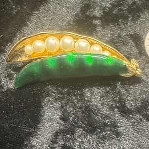 Chic Gold and Green Pea Pod Brooch
